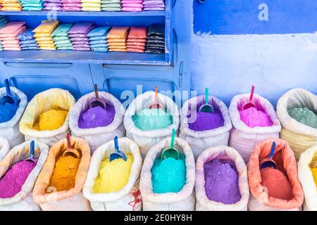 Bunte Gewürze und Farbstoffe in der Straße der blauen Stadt, Chefchaouen, Marokko. Stockfoto