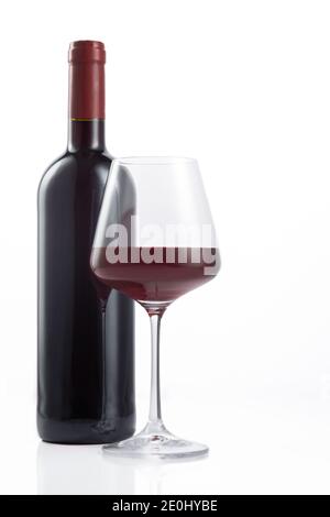 Flasche Rotwein in das Weinglas gegossen, auf weißem Hintergrund. Stockfoto