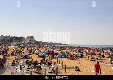 MARGATE, KENT, GROSSBRITANNIEN - 28. AUGUST 2017. Ein geschäftiges Margate Strand voller Touristen. Margate, Kent, Großbritannien, 28. August 2017 Stockfoto