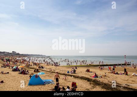 MARGATE, KENT, GROSSBRITANNIEN - 28. AUGUST 2017. Ein geschäftiges Margate Strand voller Touristen. Margate, Kent, Großbritannien, 28. August 2017 Stockfoto