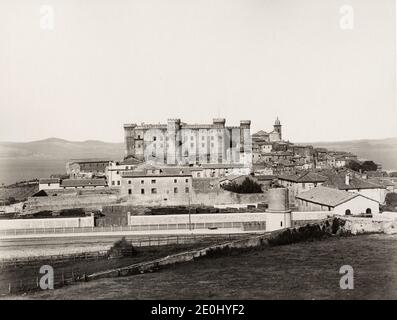 19. Jahrhundert Vintage-Foto - Castello Orsini-Odescalchi ist ein Schloss in Bracciano, Latium, Italien. Es liegt am Südufer des Bracciano Sees. Es wurde im 15. Jahrhundert erbaut und vereint die Funktionen einer militärischen Verteidigungsstruktur und einer zivilen Residenz der Feudalherren der Zeit, der Orsini und Borgia, beide päpstliche Familien. Stockfoto