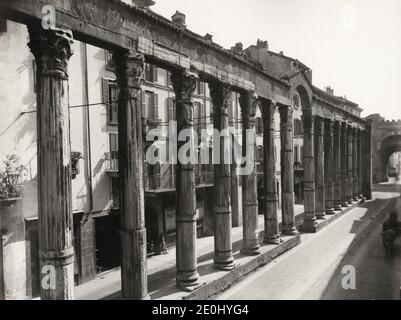 19. Jahrhundert Vintage-Foto - die Colonne di San Lorenzo oder Säulen von San Lorenzo ist eine Gruppe von alten römischen Ruinen, vor der Basilika von San Lorenzo im Zentrum von Mailand, Region der Lombardei, Norditalien. Stockfoto