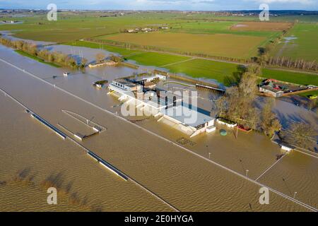 Bild vom 24. Dezember zeigt Huntingdon Racecourse in Cambridgeshire unter Wasser am Donnerstag Nachmittag, nachdem die starken Regenfälle verursacht Überschwemmungen in der Region mit mehr schlechtes Wetter für den zweiten Weihnachtsfeiertag. Wetterwarnungen gibt es in weiten Teilen Großbritanniens am zweiten Weihnachtsfeiertag, wobei Sturm Bella erwartet wird, starken Regen und Wind von bis zu 80 mph zu bringen. Es kommt, da Teile des Landes in den letzten Tagen bereits Überschwemmungen erlebt haben, und die Rettungsdienste Hunderte von Anrufen empfangen haben. Der Weihnachtstag wird ruhig und kalt sein, mit einer sehr geringen Chance auf Schnee, so das Met Office. Howeve Stockfoto