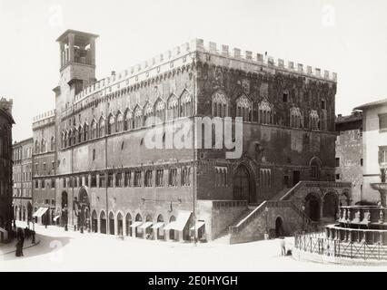 Vintage-Fotografie des 19. Jahrhunderts - Italien. Der Palazzo dei Priori oder comunale ist eines der besten Beispiele in Italien des öffentlichen Palastes der età comunale (XI Jahrhundert). Es befindet sich in der zentralen Piazza IV Novembre in Perugia, Umbrien. Sie erstreckt sich entlang des Corso Vannucci bis zur Via Boncambi. Es ist immer noch der Sitz eines Teils des Rathauses und im dritten Stock der Sitz der Galleria Nazionale dell’Umbria Stockfoto