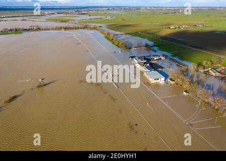 Bild vom 24. Dezember zeigt Huntingdon Racecourse in Cambridgeshire unter Wasser am Donnerstag Nachmittag, nachdem die starken Regenfälle verursacht Überschwemmungen in der Region mit mehr schlechtes Wetter für den zweiten Weihnachtsfeiertag. Wetterwarnungen gibt es in weiten Teilen Großbritanniens am zweiten Weihnachtsfeiertag, wobei Sturm Bella erwartet wird, starken Regen und Wind von bis zu 80 mph zu bringen. Es kommt, da Teile des Landes in den letzten Tagen bereits Überschwemmungen erlebt haben, und die Rettungsdienste Hunderte von Anrufen empfangen haben. Der Weihnachtstag wird ruhig und kalt sein, mit einer sehr geringen Chance auf Schnee, so das Met Office. Howeve Stockfoto