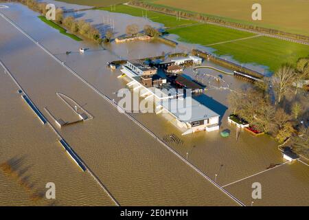 Bild vom 24. Dezember zeigt Huntingdon Racecourse in Cambridgeshire unter Wasser am Donnerstag Nachmittag, nachdem die starken Regenfälle verursacht Überschwemmungen in der Region mit mehr schlechtes Wetter für den zweiten Weihnachtsfeiertag. Wetterwarnungen gibt es in weiten Teilen Großbritanniens am zweiten Weihnachtsfeiertag, wobei Sturm Bella erwartet wird, starken Regen und Wind von bis zu 80 mph zu bringen. Es kommt, da Teile des Landes in den letzten Tagen bereits Überschwemmungen erlebt haben, und die Rettungsdienste Hunderte von Anrufen empfangen haben. Der Weihnachtstag wird ruhig und kalt sein, mit einer sehr geringen Chance auf Schnee, so das Met Office. Howeve Stockfoto