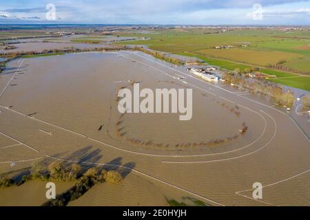 Bild vom 24. Dezember zeigt Huntingdon Racecourse in Cambridgeshire unter Wasser am Donnerstag Nachmittag, nachdem die starken Regenfälle verursacht Überschwemmungen in der Region mit mehr schlechtes Wetter für den zweiten Weihnachtsfeiertag. Wetterwarnungen gibt es in weiten Teilen Großbritanniens am zweiten Weihnachtsfeiertag, wobei Sturm Bella erwartet wird, starken Regen und Wind von bis zu 80 mph zu bringen. Es kommt, da Teile des Landes in den letzten Tagen bereits Überschwemmungen erlebt haben, und die Rettungsdienste Hunderte von Anrufen empfangen haben. Der Weihnachtstag wird ruhig und kalt sein, mit einer sehr geringen Chance auf Schnee, so das Met Office. Howeve Stockfoto