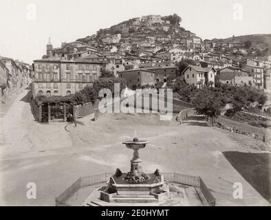 Oldtimer-Foto aus dem 19. Jahrhundert - Rocca di Papa ist eine kleine Stadt und Gemeinde in der Metropolstadt Rom, Latium, Italien. Es ist eines der Castelli Romani etwa 25 km südöstlich von Rom auf den Alban Hügeln. Es liegt in der Nähe der anderen Gemeinden Velletri, Rocca Priora, Monte Compcomed, Grottaferrata, Albano und Marino. Stockfoto