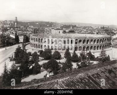 19. Jahrhundert Vintage-Fotografie - römische Arena, Verona, Italien. Die Arena von Verona ist ein römisches Amphitheater auf der Piazza Bra in Verona, Italien, das im ersten Jahrhundert erbaut wurde. Es ist noch heute in Gebrauch und ist international bekannt für die großen Opernaufführungen, die dort gegeben werden. Es ist eines der am besten erhaltenen alten Strukturen seiner Art. Stockfoto