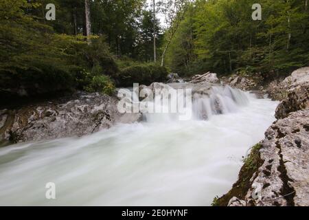 Felsen im wilden Gebirgsfluss Mostnica, Voje Tal, Bohinj, Slowenien Stockfoto