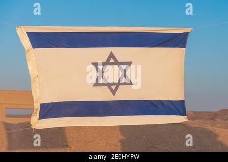 Unabhängigkeitstag in Israel. Nationalflagge in der Wüste Stockfoto