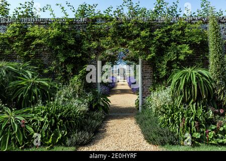 Formeller ummauerter Garten im Osborne House East Cowes Isle of Wight England UK English Heritage Stockfoto