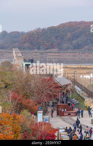 IMJINGAK, KOREA, 10. NOVEMBER 2019: Die Menschen schlendern über die Dokgae-Brücke in Imjingak, Republik Korea Stockfoto