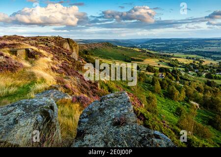 Blick von Curbar Edge in Richtung Baslow Edge im Peak District National Park, Derbyshire, England. Stockfoto