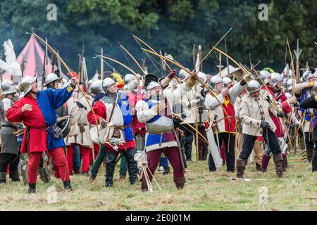 Die Kriege der Roses-Föderation Nachstellung der Schlacht von Bosworth auf dem Schlachtfeld von Bosworth Leicestershire England Stockfoto