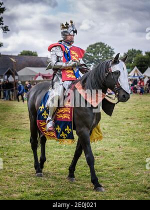 Ritter in Rüstung zu Pferd, Schlacht von Bosworth Field Reenactment, Market Bosworth, Leicestershire, Großbritannien Stockfoto