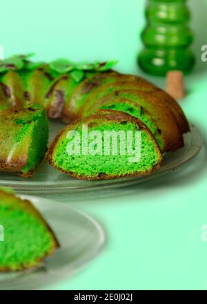 Pandan Chiffon Kuchen. Traditionelles asiatisches Dessert. Minimalistische Komposition. Vertikale Vorderansicht. Stockfoto