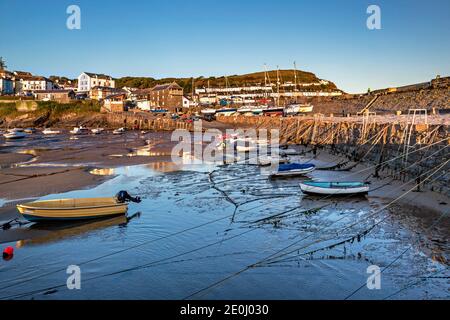 New Quay Harbour bei Ebbe, Ceredigion, West Wales, Großbritannien Stockfoto