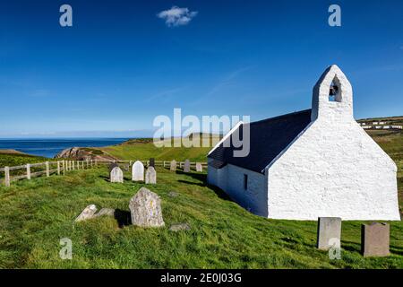 Die Kirche des Heiligen Kreuzes in Mwnt, eine Pfarrkirche und denkmalgeschütztes Gebäude, Ceredigion, Wales Stockfoto