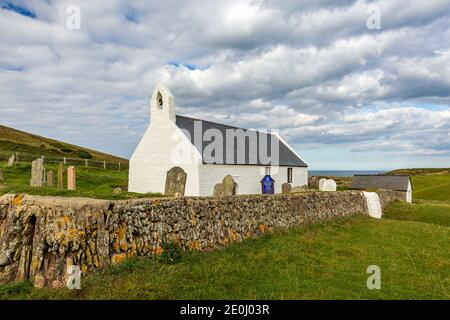 Die Kirche des Heiligen Kreuzes in Mwnt, eine Pfarrkirche und denkmalgeschütztes Gebäude, Ceredigion, Wales Stockfoto