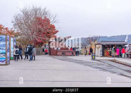 IMJINGAK, KOREA, 10. NOVEMBER 2019: Die Menschen schlendern über die Dokgae-Brücke in Imjingak, Republik Korea Stockfoto