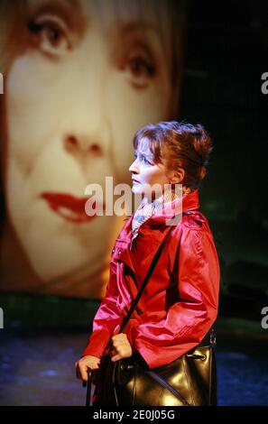 Lesley Manville (Manuela) mit einem Plakat der Schauspielerin Huma Rojo (Diana Rigg) in ALL ABOUT MY MOTHER von Samuel Adamson at the Old Vic Theatre, London SE1 04/09/2007 Basierend auf dem Film von Pedro Almodovar Design: Hildegard Bechtler Beleuchtung: Bruno Poet Regie: Tom Cairns Stockfoto