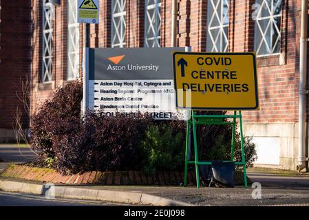 Birmingham steigt in Tier 4 ein. Aston University zeigt ein Schild mit der Aufschrift Covid Center Deliveries. Stockfoto