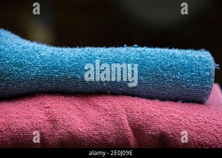 Nahaufnahme der gefalteten blauen und rosa Handtücher Stockfoto