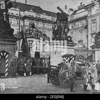 PRAG, PROTEKTORAT BÖHMEN UND MÄHREN - 7. JUNI 1942: Eine aufwendige Beerdigung in Prag am 7. Juni 1942, Heydrichs Sarg auf Waffenwagen. Der Stockfoto