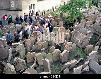 PRAG, TSCHECHISCHE REPUBLIK - 18. SEPTEMBER 2011: Auf dem Alten Jüdischen Friedhof in Prag, Tschechische Republik, wandern Menschen zwischen Grabsteinen. Stockfoto