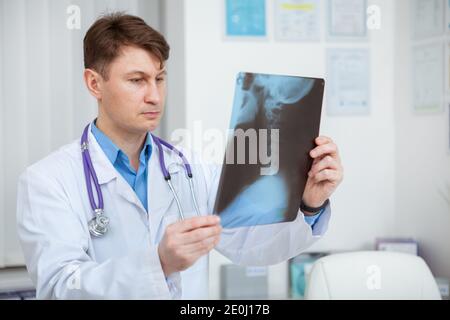 Reife männliche Arzt Untersuchung Röntgenscan, arbeiten in seinem Büro Stockfoto