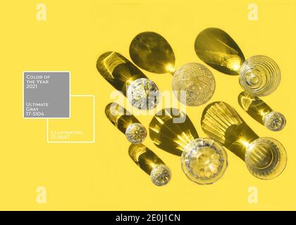 Brille mit Schatten. Draufsicht. Farbe des Jahres 2021. Leuchtende und ultimative Grau. Gelber und grauer Hintergrund Stockfoto