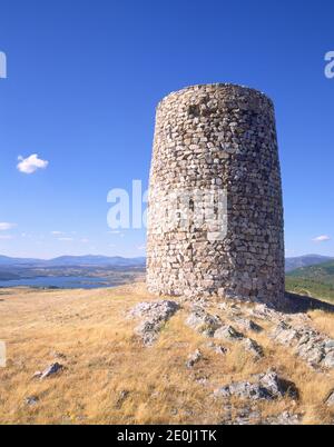 ATALAYA MUSULMANA - S VIII - EMBALSE DEL ATAZAR AL FONDO. Lage: AUSSEN. BERRUECO. MADRID. SPANIEN. Stockfoto