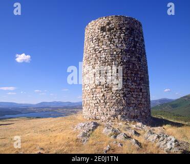 ATALAYA MUSULMANA - S VIII - EMBALSE DEL ATAZAR AL FONDO. Lage: AUSSEN. BERRUECO. MADRID. SPANIEN. Stockfoto