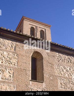 VENTANA ABOCINADA Y TORRE CAMPANARIO. ORT: IGLESIA DE SAN VICENTE MARTIR. PARACUELLOS DEL JARAMA. MADRID. SPANIEN. Stockfoto