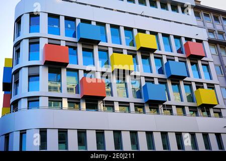 Architektonisches Detail eines modernen Gebäudes mit bunten blauen, roten und gelben Elementen in Düsseldorf nahe dem Hauptbahnhof. Stockfoto