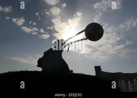 Eine Bronzestatue von "Force of Nature - 2" in Katara Village in Doha, Katar Stockfoto