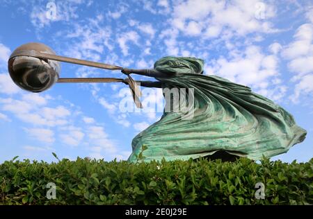 Eine Bronzestatue von "Force of Nature - 2" in Katara Village in Doha, Katar Stockfoto