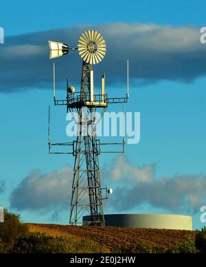 Elektronische Windmühle Hi Tech mit WassertankHi Tec Stockfoto