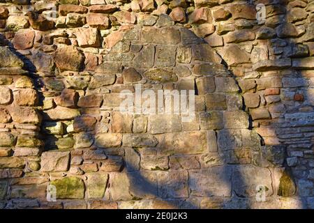 Abschnitt der mittelalterlichen Steinmauer mit Bogen Stockfoto