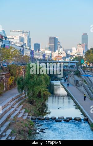 SEOUL, KOREA, 9. NOVEMBER 2019: Skyline von Seoul hinter Cheonggyecheon Kanal, Republik Korea Stockfoto