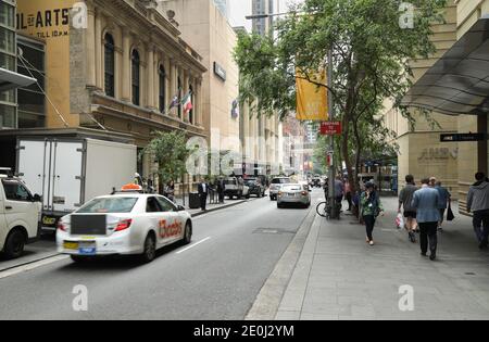 Fahrzeuge und Fußgänger in der Pitt St, Stadtzentrum von Sydney, Australien (Oktober 2019). Stockfoto