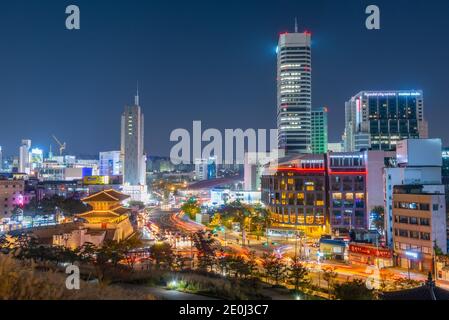 SEOUL, KOREA, 7. NOVEMBER 2019: Nachtansicht des Heunginjimun-Tores im Zentrum von Seoul, Republik Korea Stockfoto