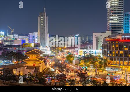 SEOUL, KOREA, 7. NOVEMBER 2019: Nachtansicht des Heunginjimun-Tores im Zentrum von Seoul, Republik Korea Stockfoto