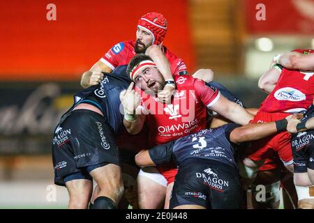 Llanelli, Wales, Großbritannien. Januar 2021. Scarlets Requisit Wyn Jones wird während des Scarlets gegen Dragons Guinness PRO14 Rugby Match um den Hals genommen. Kredit: Gruffydd Thomas/Alamy Live Nachrichten Stockfoto