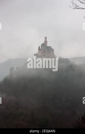 Marksburg im Nebel zu Neujahr Stockfoto