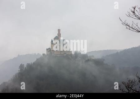 Marksburg im Nebel zu Neujahr Stockfoto