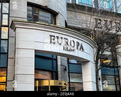 Belfast, Nordirland - 19. Dez 2020: Das Schild für das Europa Hotel in Belfast Stockfoto