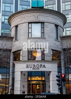 Belfast, Nordirland - 19. Dez 2020: Das Schild und der Vordereingang für das Europa Hotel in Belfast Stockfoto