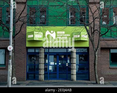 Belfast, Nordirland - 19. Dezember 2020: Das Zeichen für BBC Nordirland im Blackstaff House Stockfoto